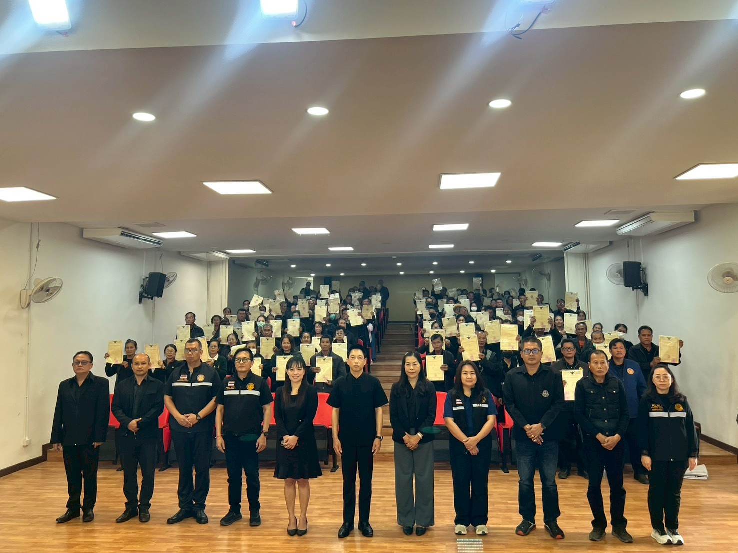 title - วันอาทิตย์ที่ 14 ธันวาคม 2568  นางสาวสุภาพร บุญธรรม ปฏิรูปที่ดินจังหวัดพะเยา พร้อมด้วยให้เจ้าหน้าที่สำนักงานการปฏิรูปที่ดินจังหวัดพะเยา ร่วมจัดโครงการรณรงค์หยุดเผาในเขตปฏิรูปที่ดิน “ฮักบ้านเฮา หยุดเผากันเน้อ” พร้อมเชื่อมโยงกิจกรรมร่วมกับ ส.ป.ก.จังหวัดภาคเหนือ 16 จังหวัด ผ่านระบบออนไลน์ ณ ห้องมินิเธียเตอร์ โรงเรียนราชประชานุเคราะห์ 24 จังหวัดพะเยา